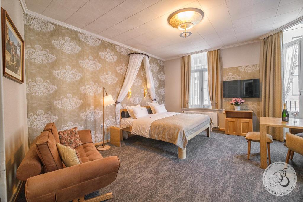 布鲁日Bariseele B&B的酒店客房,配有床和沙发