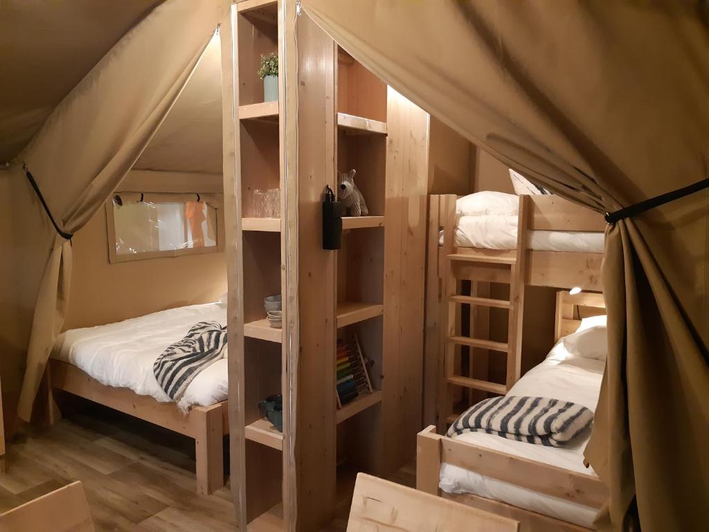 巴涅斯Tente Familiale au Camping Hautoreille的帐篷内带双层床的房间