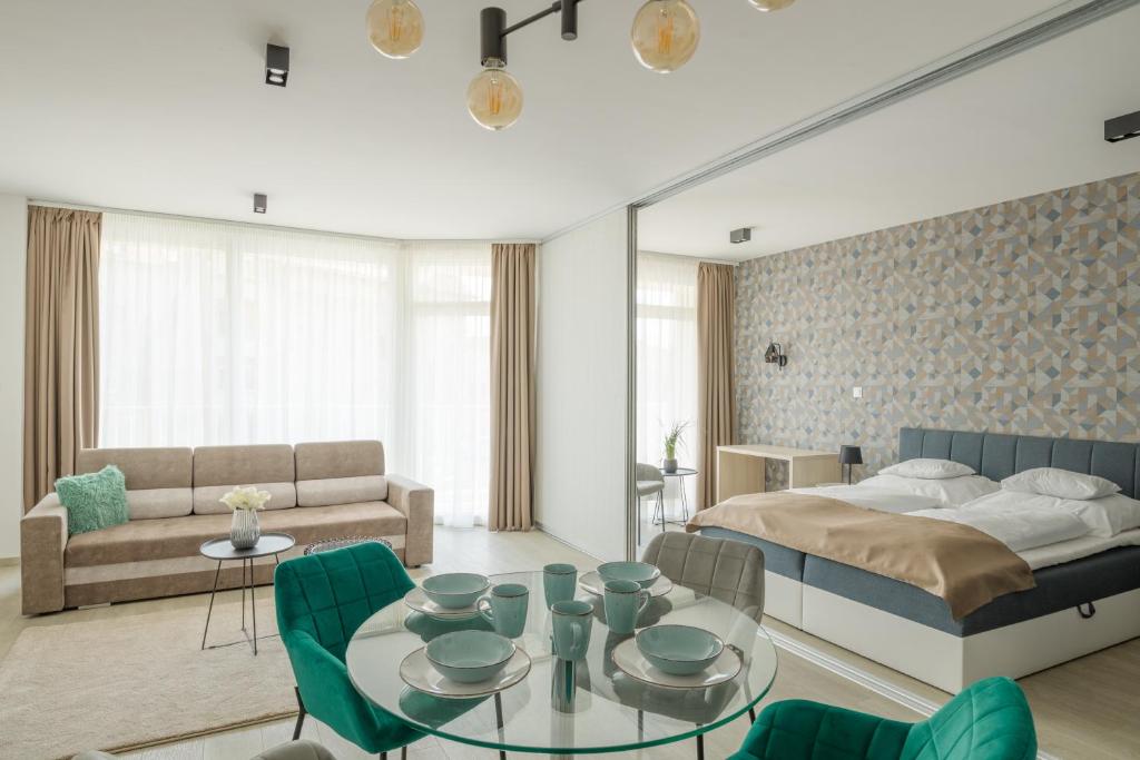 德布勒森Parizs Garden Apartments的卧室配有一张床和一张桌子及椅子