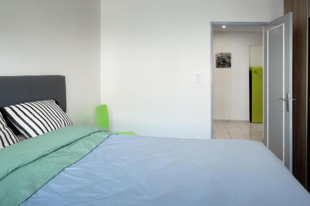 安锡55 m²/ Chez LÔrette/ 250m LAKE/ PRIVATE PARKING的一间卧室配有一张带蓝色棉被的床