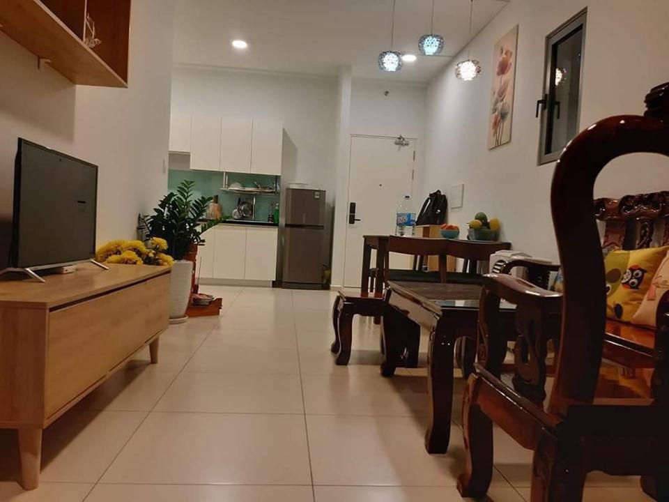 Bố TrạchPhong Nha Hotel的带电视的客厅和用餐室