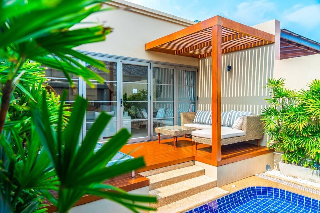 普吉镇The residence resort Villa 1bdr Private Pool的房屋内带长凳和椅子的木制甲板