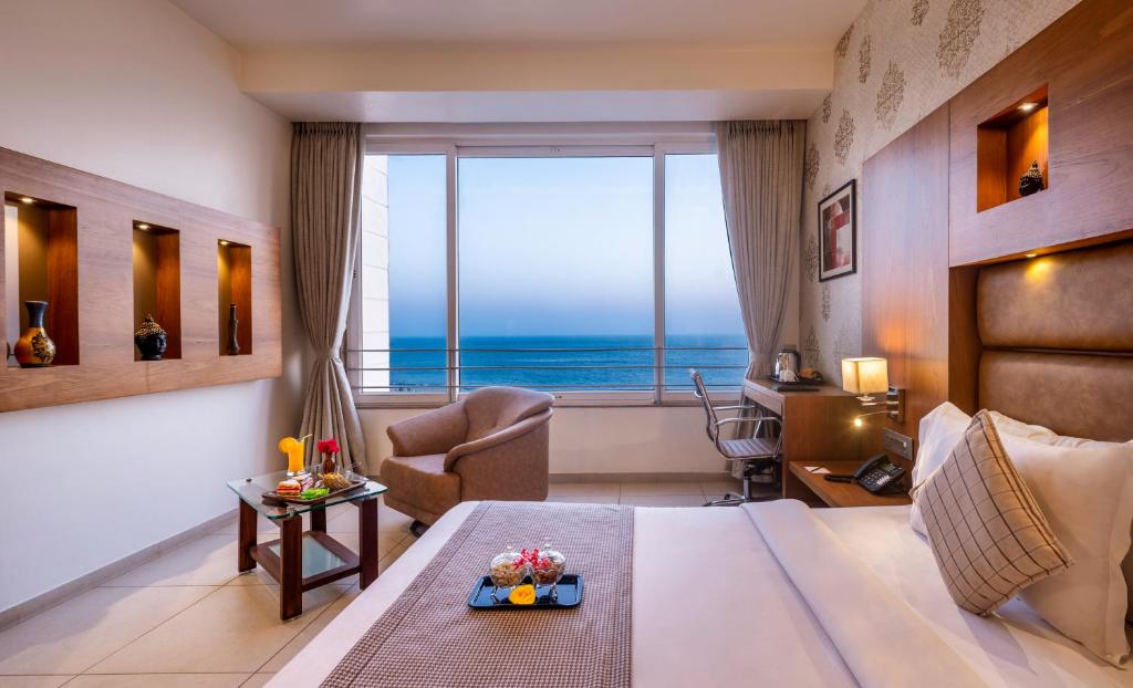 德瓦尔卡Dwarkadhish Lords Eco Inn的酒店客房设有一张床,享有海景。