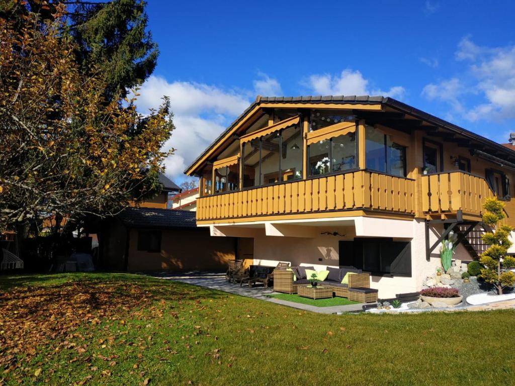 Viuz-en-SallazChalet de charme entre Genève, Annecy et stations的一座大型房子,上面有一个大甲板