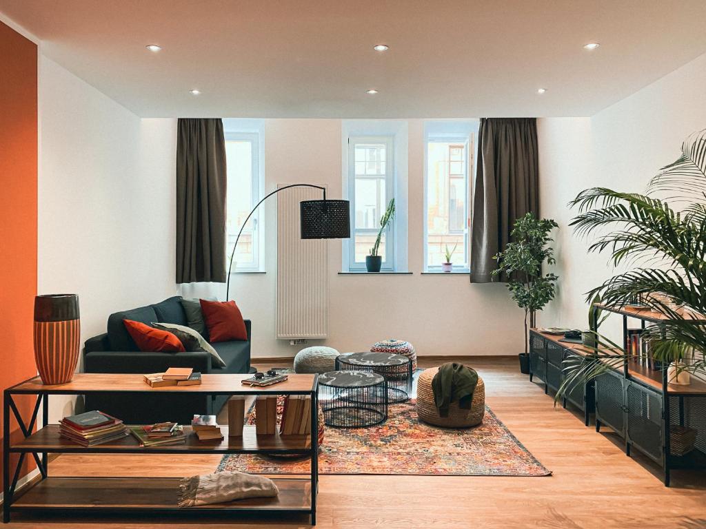 纽伦堡Brunnen Apartments的客厅配有沙发和桌子