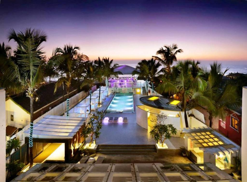 卡兰古特公园卡拉昂吉特高酒店的夜间带游泳池和棕榈树的度假村