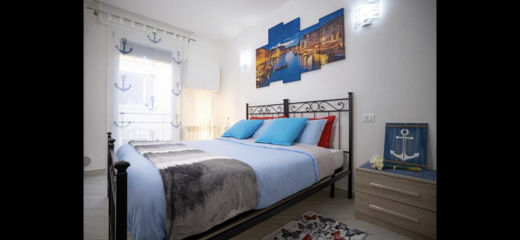 威尼斯New Apartment Venice - 8 min from San Marco Square的一间卧室配有一张带蓝色枕头的大床