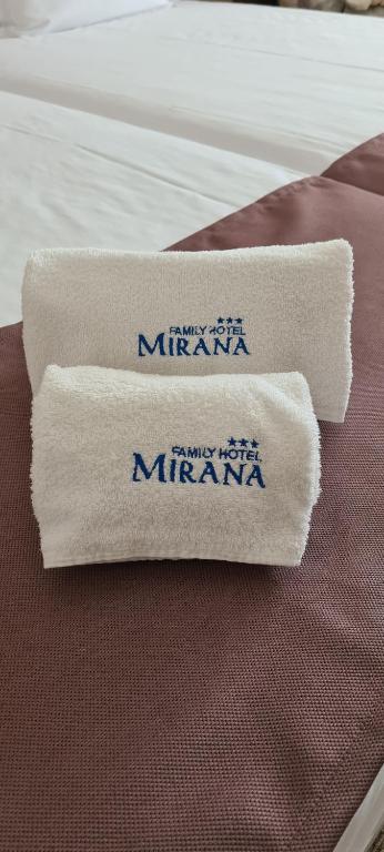布尔加斯米拉娜家庭酒店的床上一双毛巾