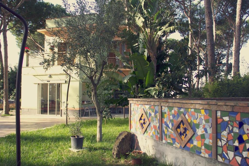 托雷德尔格雷科杨梅住宿加早餐旅馆的房屋前有五颜六色的马赛克墙的围栏