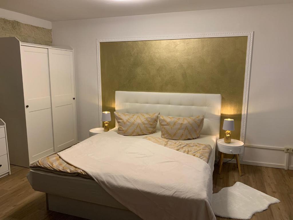皮尔纳Appartement im Funkenhöfchen的一间卧室配有一张带大床头板的床