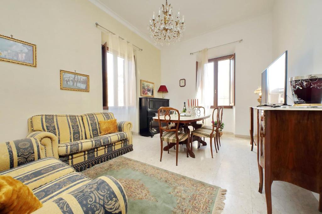 罗马Luxury Domus AmaDora的客厅配有两张沙发和一张桌子