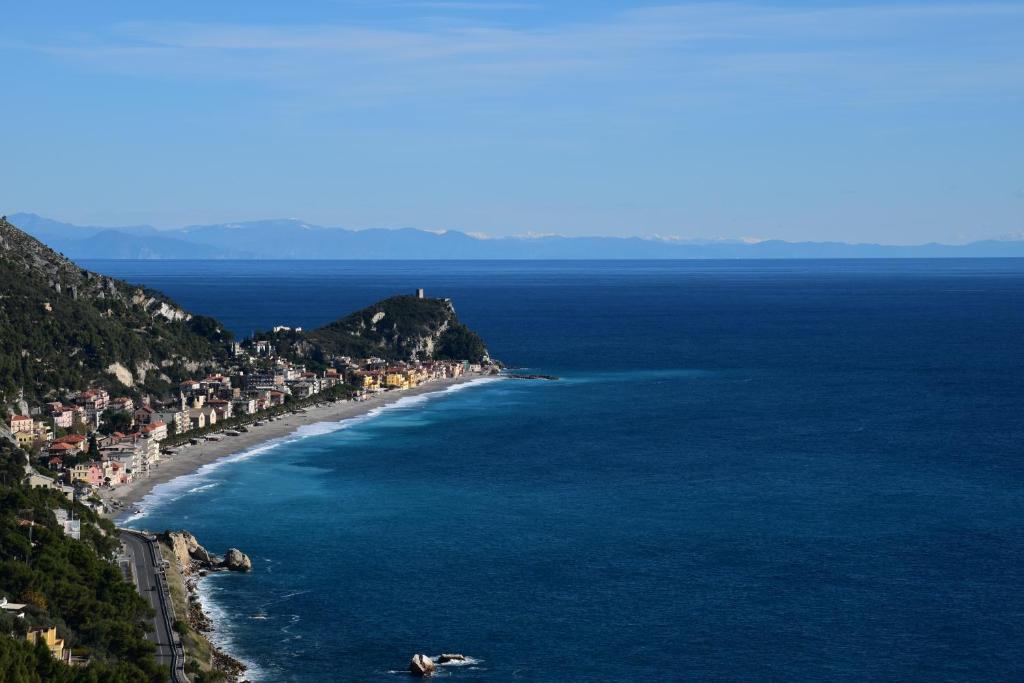 菲纳莱利古雷Hotel La Gioiosa的享有海滩和海洋的空中景致