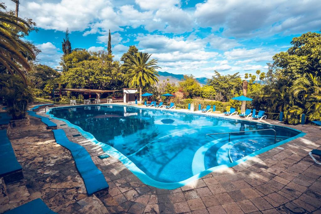 瓦哈卡市瓦哈卡维多利亚酒店的度假村游泳池的图片