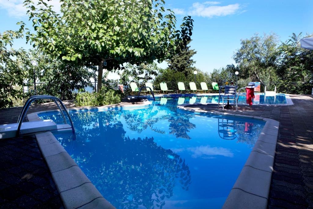费斯卡尔德宏达夫诺迪公寓酒店的庭院里的一个蓝色海水游泳池