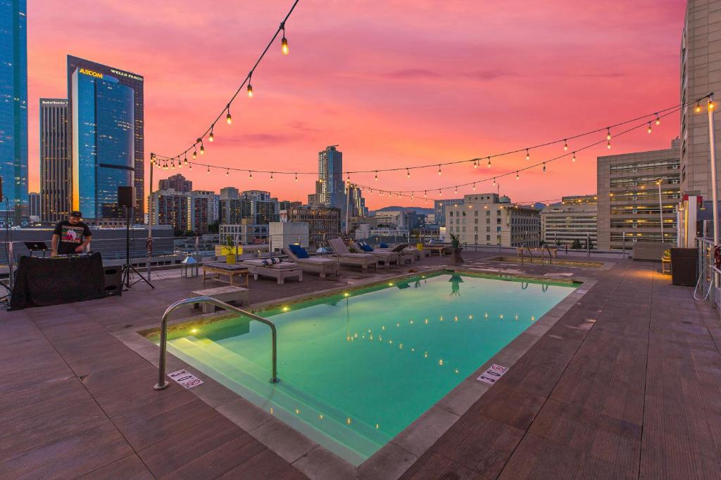 洛杉矶One Lux Stay HWH Downtown Los Angeles的建筑物屋顶上的游泳池