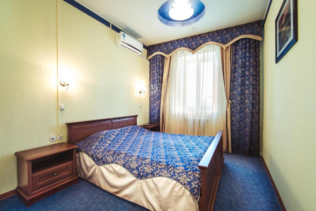 喀山雅儿酒店的一间小卧室,配有床和窗户