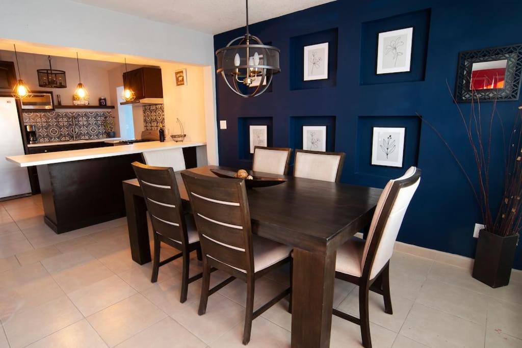 恩塞纳达港Clean&Equipped, 1-Floor 3-Bedroom Downtown House的用餐室配有深色木桌和椅子