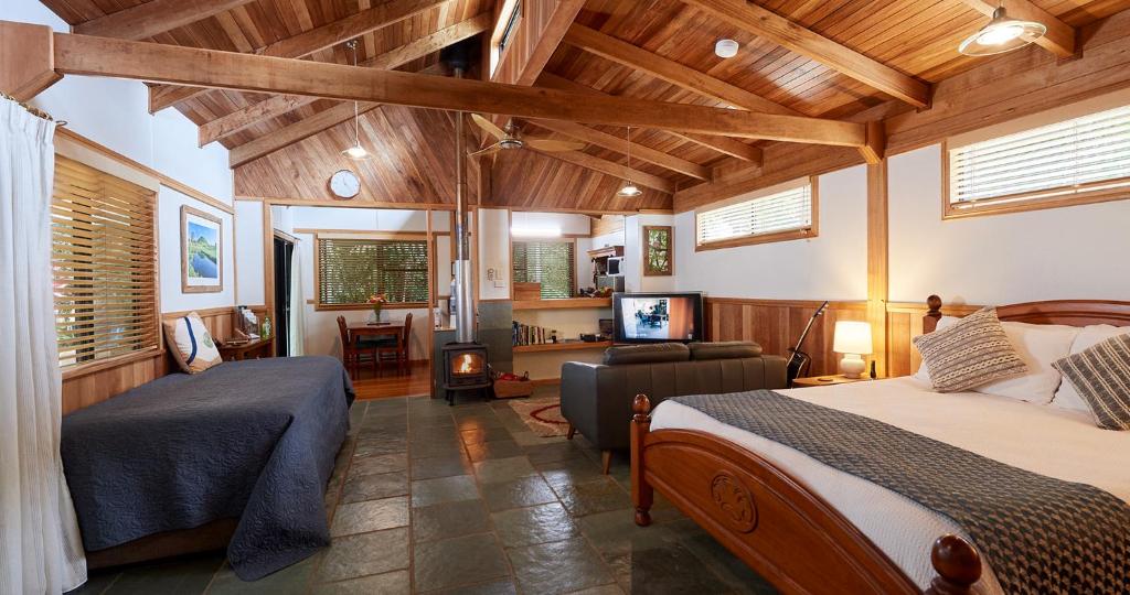 Malanda沙尔林恩河畔山林小屋的一间带两张床的卧室和一间客厅