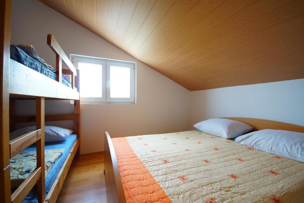 利缇纳Apartmani Branka的一间卧室设有两张双层床和一扇窗户。