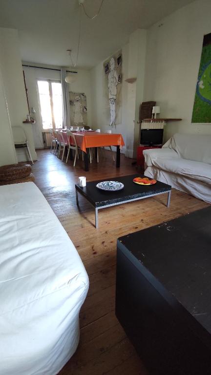 维希Grande maison ancienne simple et spacieuse.的一间设有两张床和一张桌子的房间