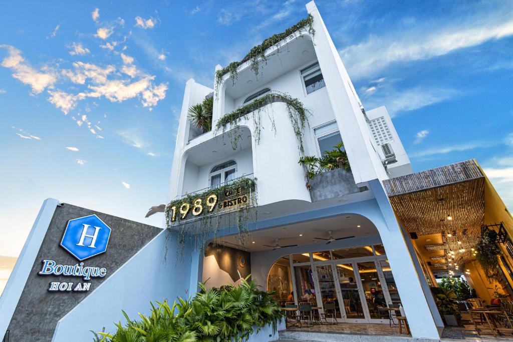 会安H Boutique Hotel Hoi An的前面有标志的白色建筑