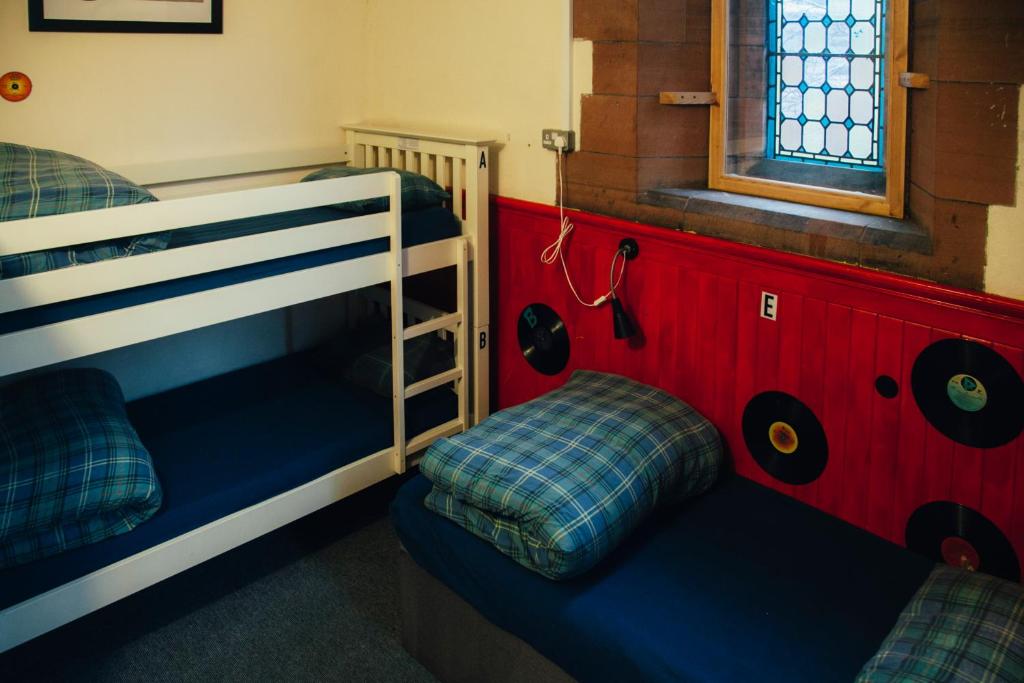 Belford Hostel客房内的一张或多张双层床