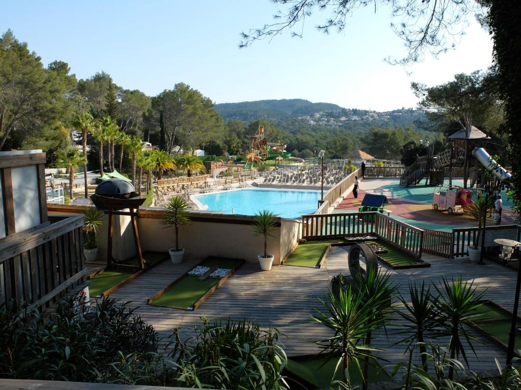 弗雷瑞斯REGENCY HOLIDAY Tour Opérateur dans Camping 5 étoiles Frejus, Cote d'Azur的享有度假村游泳池的景致