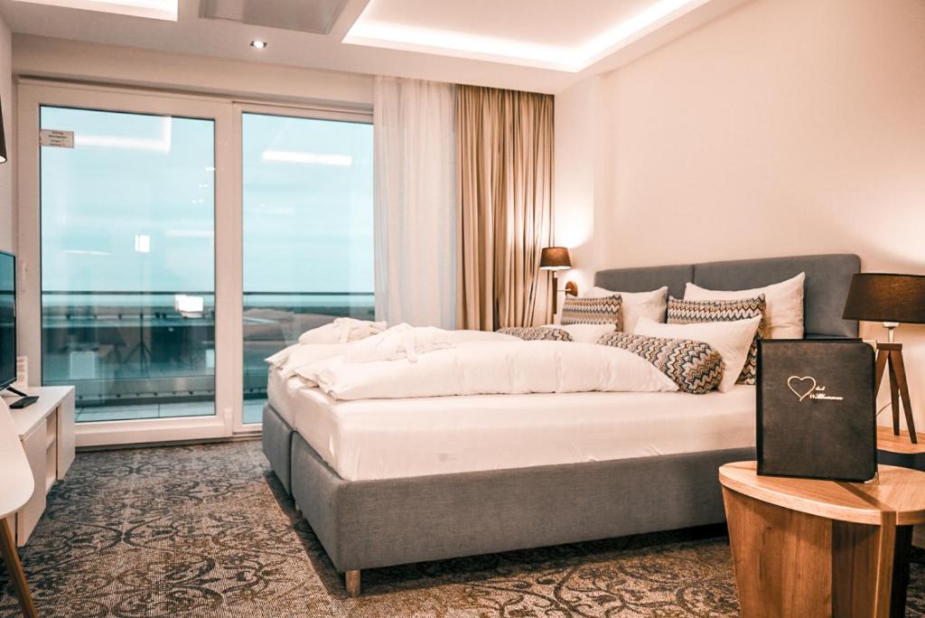 圣彼得奥尔丁帕克酒店的一间卧室设有一张大床和一个大窗户