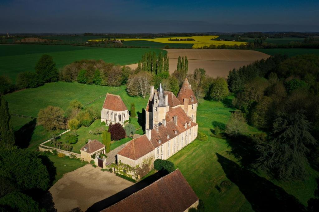 CorbonChambre jaune MANOIR DE LA VOVE Perche的绿色田野上城堡的空中景观