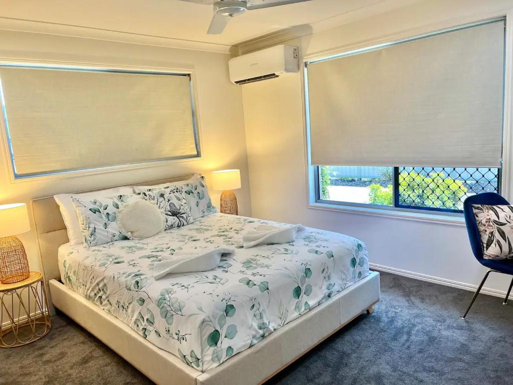 班达伯格Lux in Bundy - Wifi, AC, Netflix and comfort的一间小卧室,配有床和窗户
