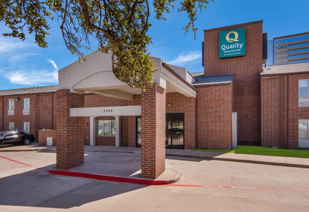 理查森Quality Inn & Suites Richardson-Dallas的前面有标志的建筑