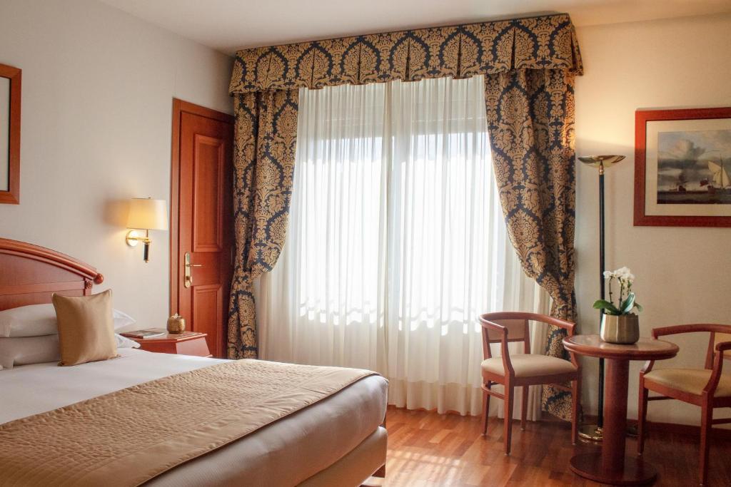 比森齐奥营韦斯普奇星际酒店的酒店客房设有床和窗户。