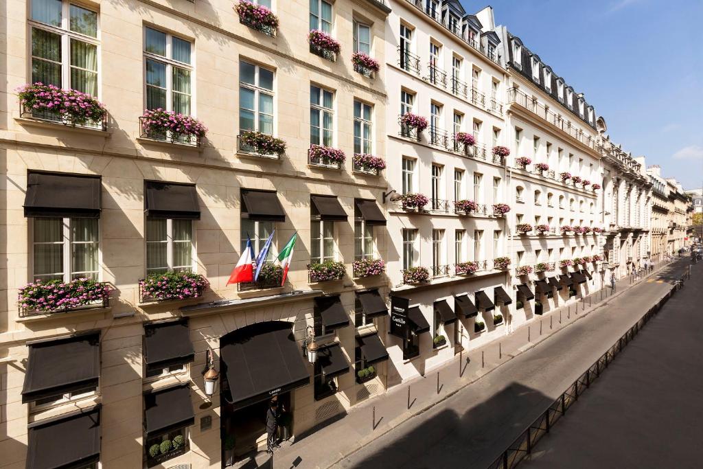 巴黎巴黎卡斯蒂利亚巴黎 - 克莱兹奥内星际酒店的花盒旁边的建筑