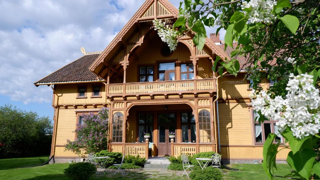 ÅsnesNegarden 1897的一座大型黄色房子,上面设有阳台