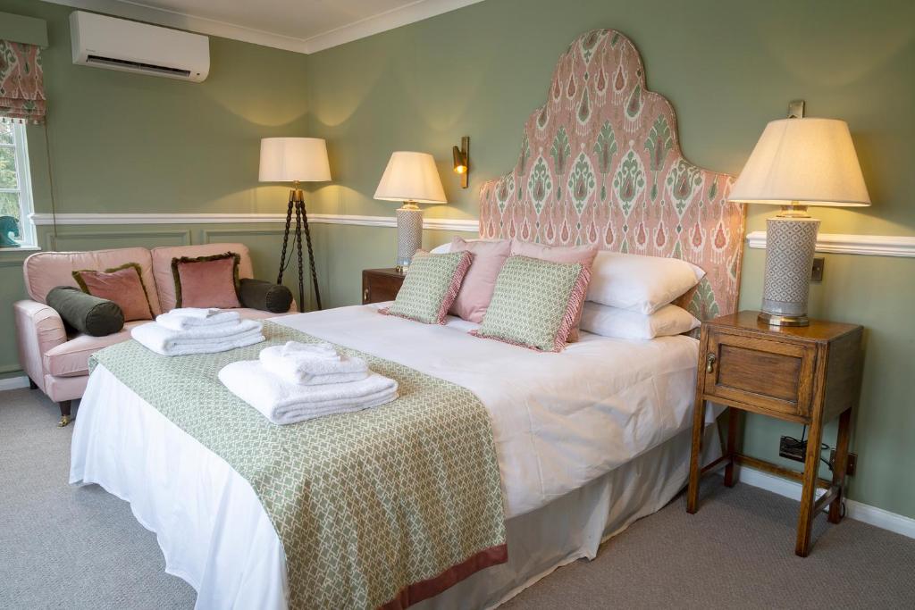 威灵顿Worlington Hall的一间卧室配有一张大床和大床头板