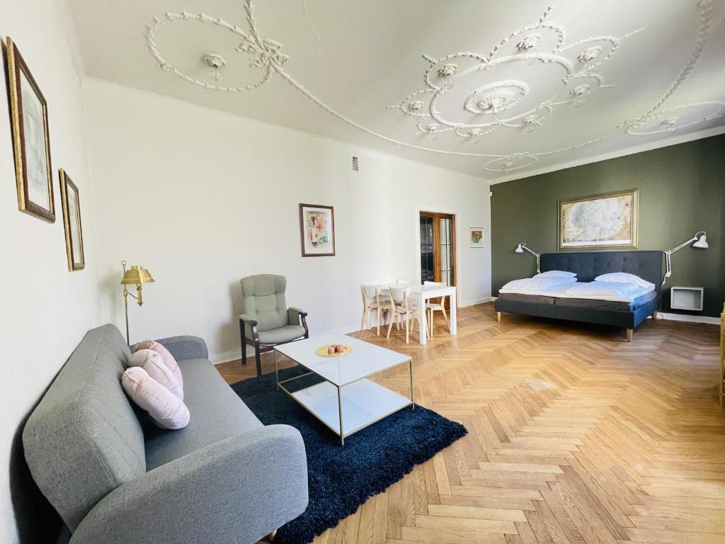 腓特烈港aday - Frederikshavn City Center - Luxurious room的客厅配有沙发和1张床
