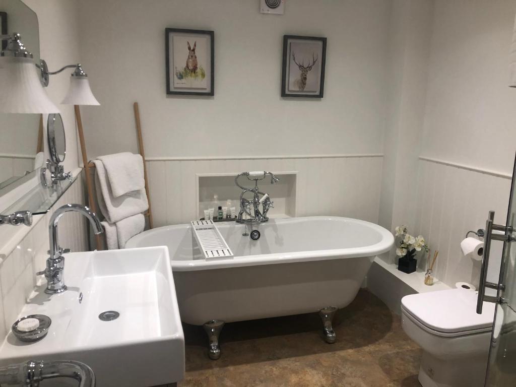 怀特帕里施The Kings Head的白色的浴室设有浴缸和卫生间。