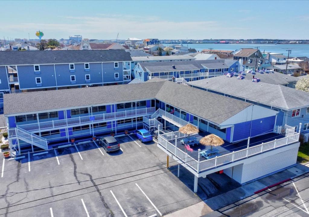 大洋城Blue Wave Inn - Ocean City的享有蓝色建筑的顶部景色,设有停车场