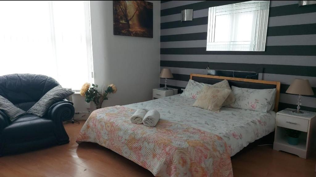 利物浦Spacious Double Room in Anfield的一间卧室配有一张带两条白色毛巾的床