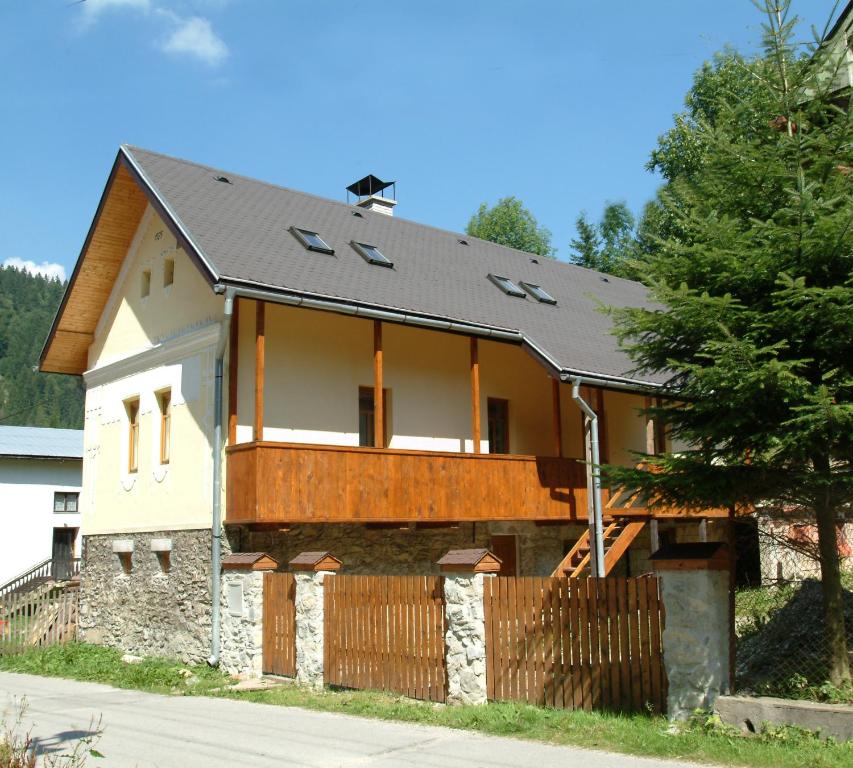 Liptovské RevúceDomček u Milana的一座带黑色屋顶和围栏的房子
