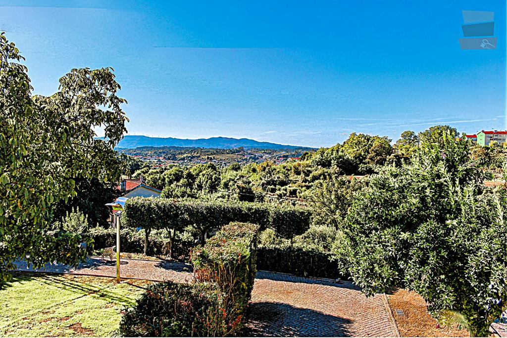 维塞乌Quinta de Marzovelos的享有树木和山脉花园的景色