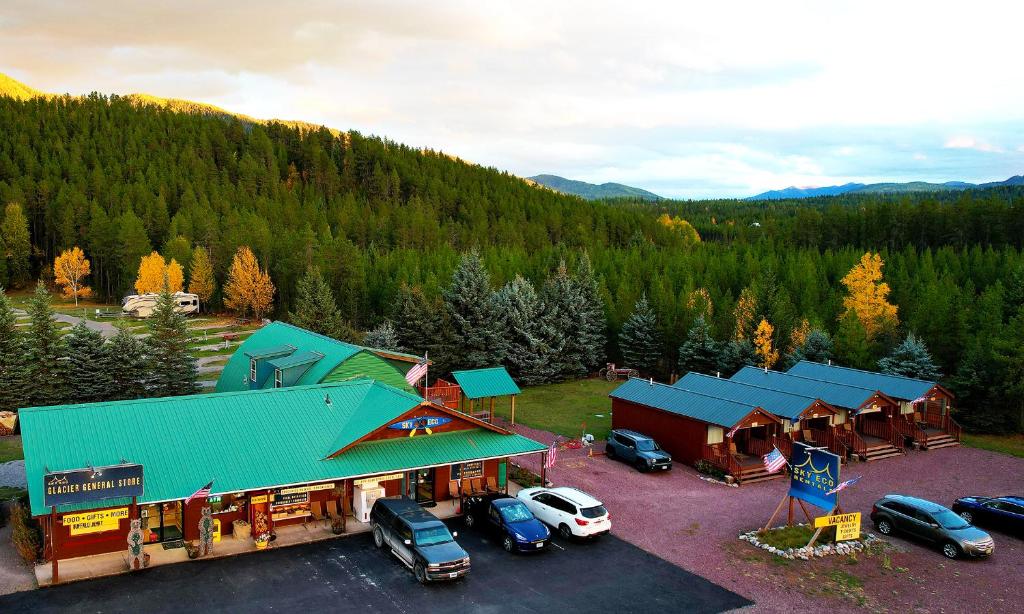 CoramSky Eco - Glacier General Store and Cabins的停车场内停车的度假村的空中景观