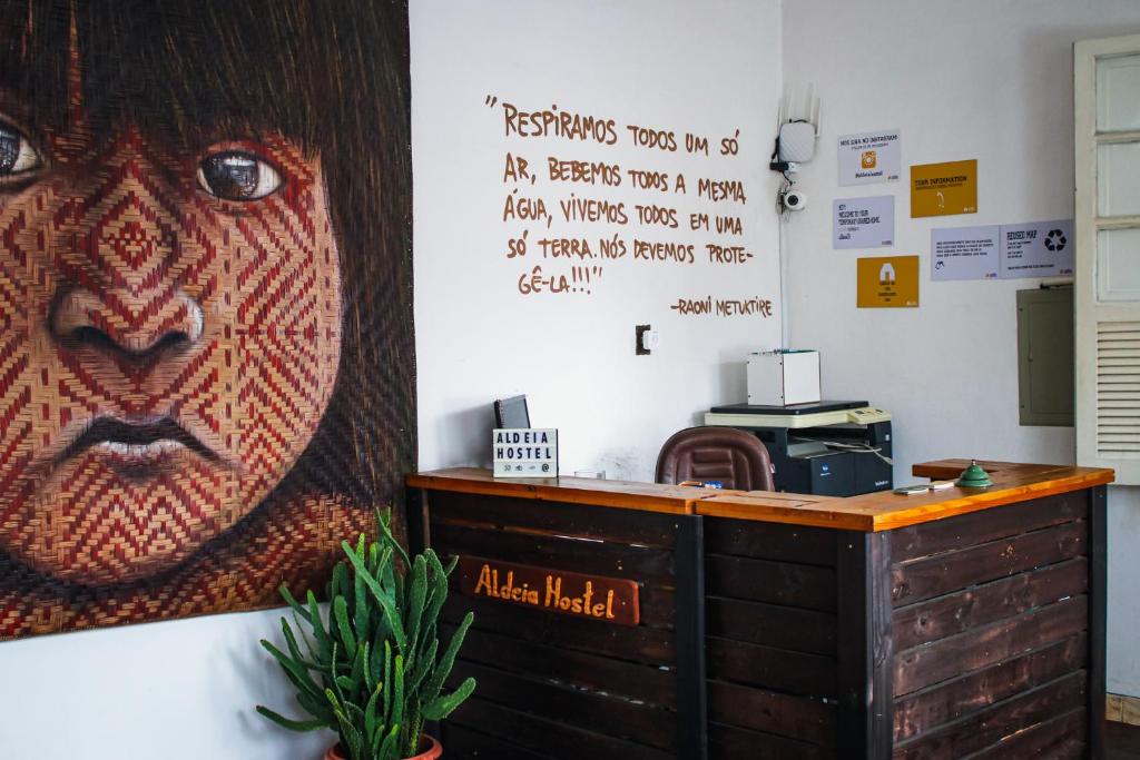 马瑙斯Aldeia Hostel的墙上有一幅猴子的图片的办公室