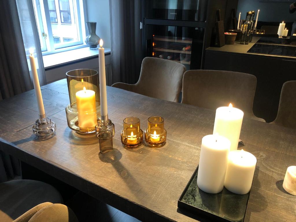哥本哈根Luxury new apartment - Heart of Copenhagen的上面有蜡烛的桌子