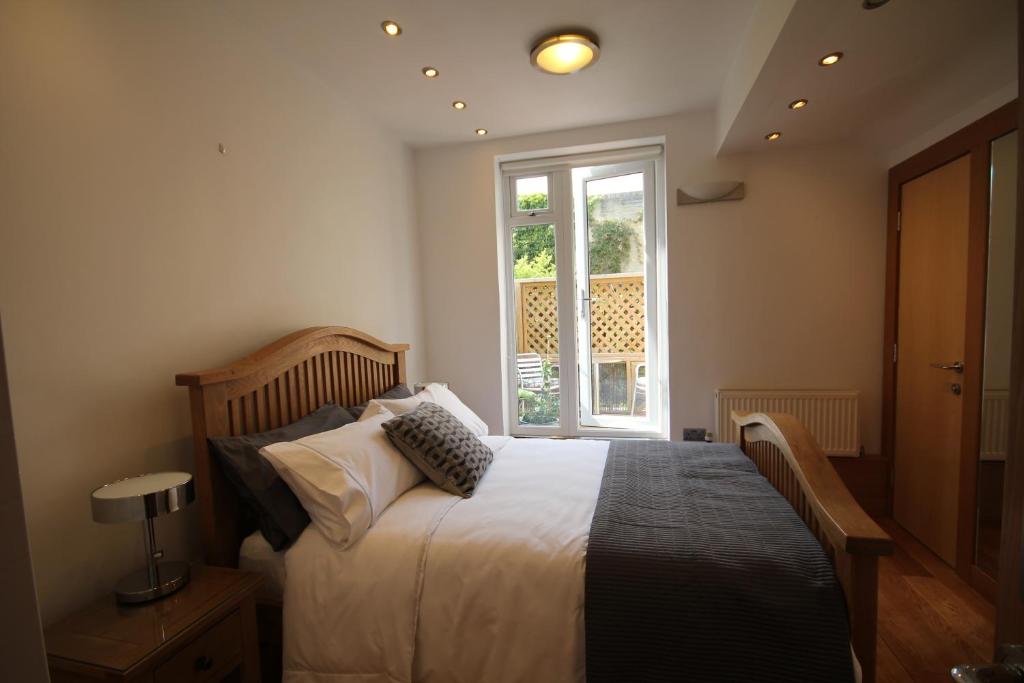 剑桥Cambridge city centre immaculate 2 bed apartment的一间卧室设有一张大床和一个窗户。