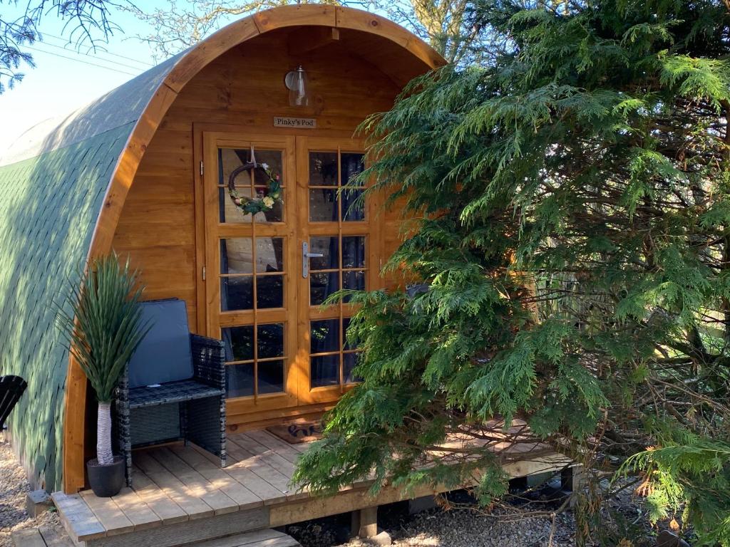 阿尼克Pinkys Pod at Rock Lodge的一个带窗户和书桌的小屋