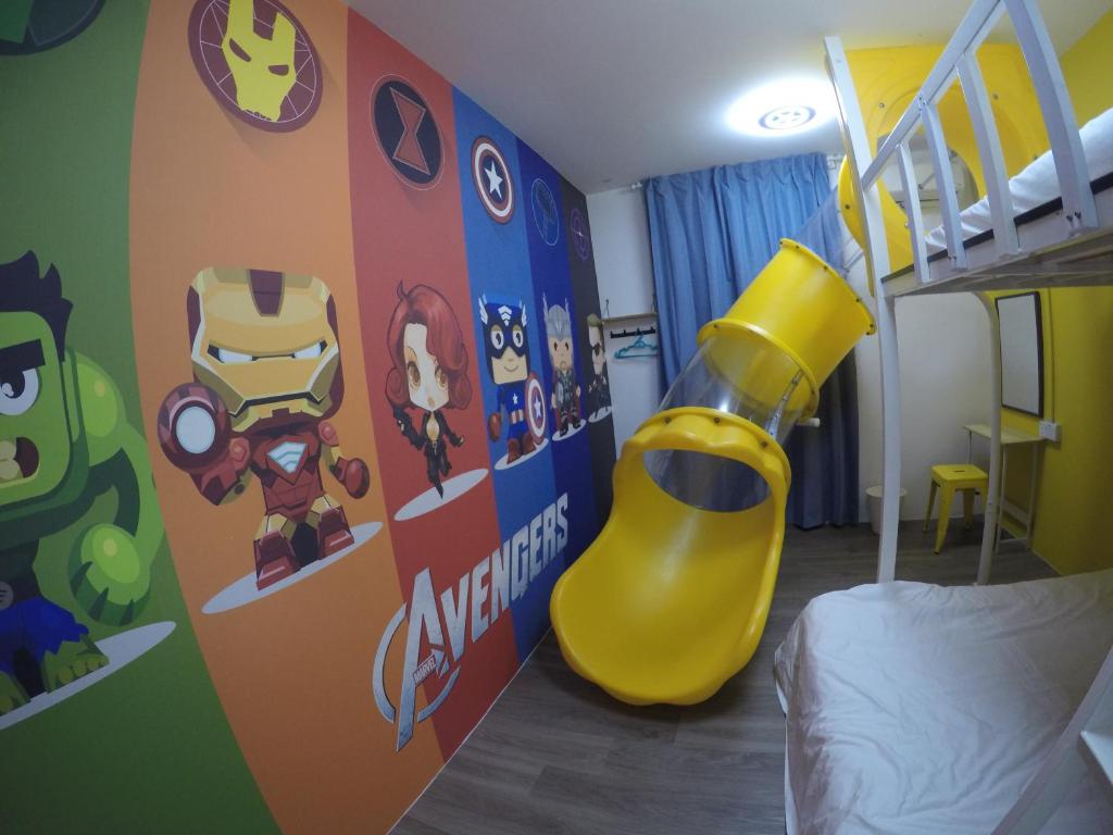 CukaiCoCo Guesthouse Kemaman的儿童卧室设有超级英雄主题墙