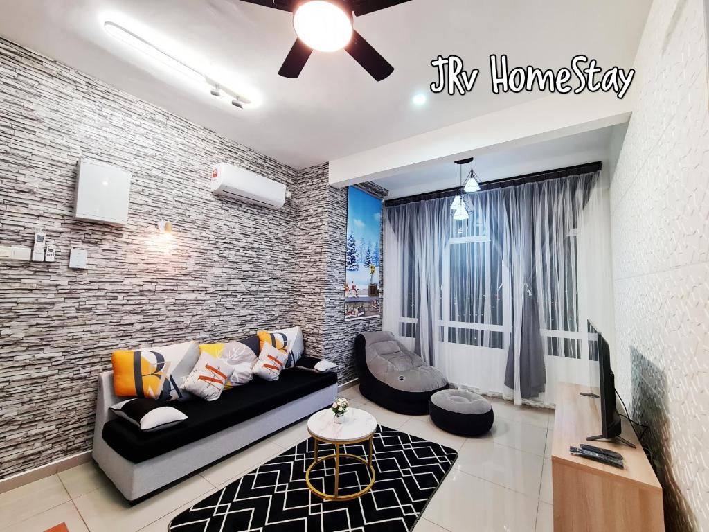 马六甲JRv HotelStyle HomeStay Melaka的带沙发和电视的客厅