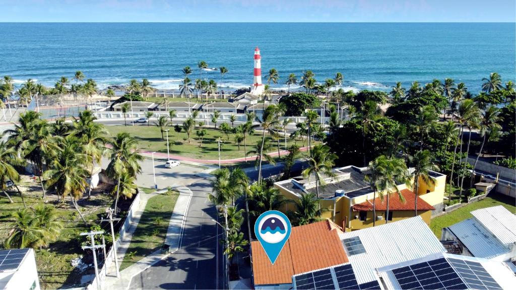 萨尔瓦多FAROL BEACH Suítes的享有海滩空中美景,设有灯塔