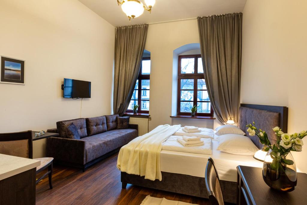 耶莱尼亚古拉ZEPPELIN APARTMENTS Simple Acomodation的酒店客房,配有床和沙发